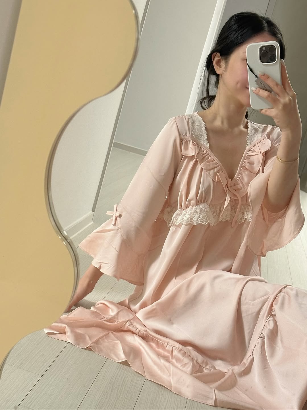 Photo by 단비픽 • ʙᴇᴀᴜᴛʏ ᴛɪᴘ 뷰티그램 on November 16, 2025. May be an image of slip, sleepwear, dress, chemise and text.