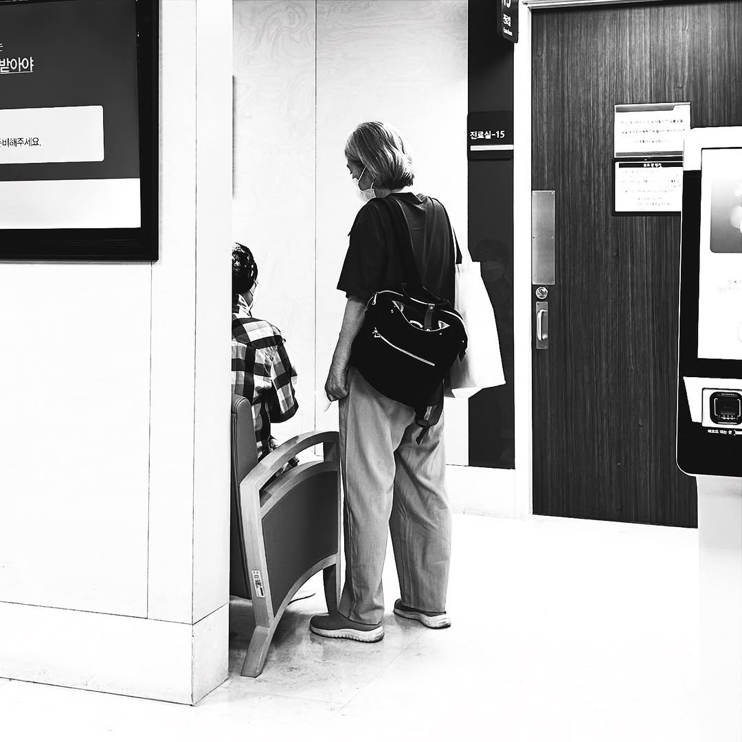 Photo by 플라멩코 춤언니 김선령 on September 14, 2025. May be a black-and-white image of 2 people, vending machine, hospital, hallway and text.
