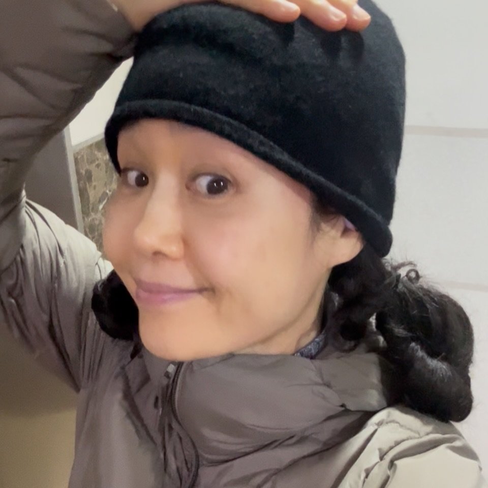 Photo by 플라멩코 춤언니 김선령(ana) on February 11, 2026. May be a selfie of duffle coat, hat, goosedown coat, face mask, parka, beret and text.