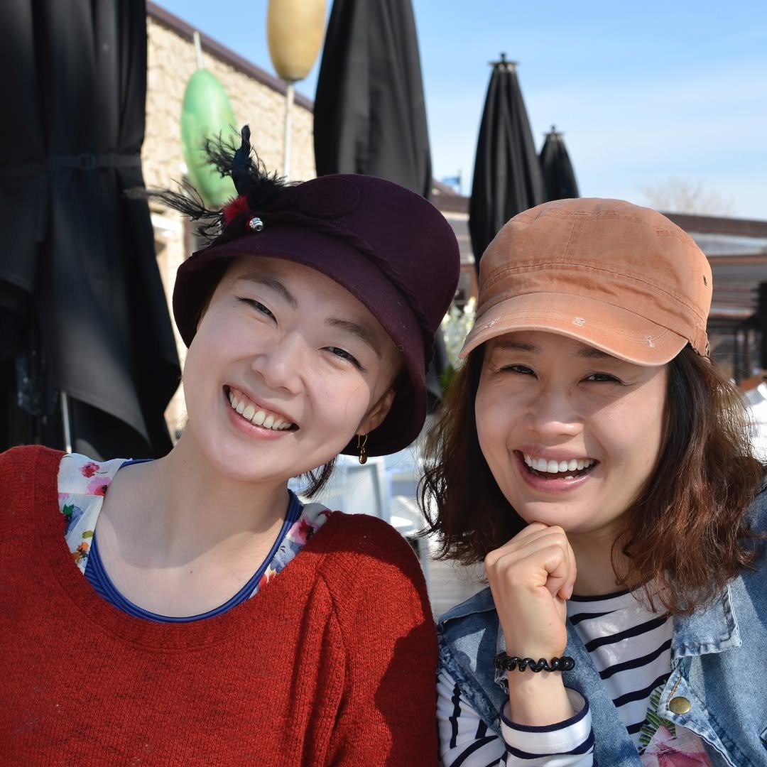 Photo shared by 플라멩코 춤언니 김선령 on September 08, 2025 tagging @art_study_h. May be an image of 2 people, hat, outdoors and text.