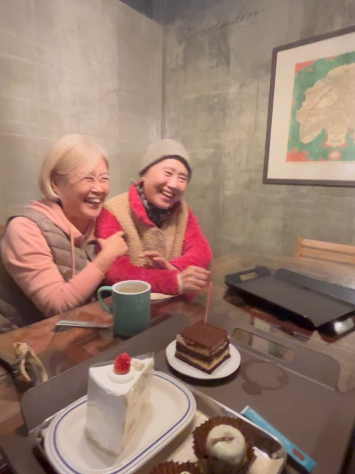 dance_unni 게시물 이미지: 큰언니의 생일을 
축하해 주려고 모였다.

오랜만에 웃음 데시벨을 찾은
우리...