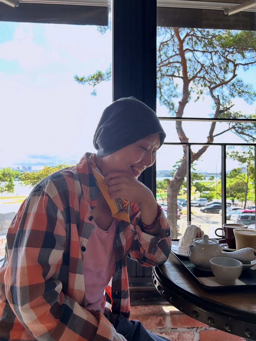 Photo by 플라멩코 춤언니 김선령 on September 18, 2025. May be an image of 1 person, smoking, cigarette, flannel, beret and text.