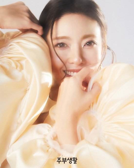 Photo shared by 이윤지 on December 31, 2025 tagging @yeonjin_kimm, @zzong_2v, and @u_aran. May be an image of one or more people, hair, makeup and text.