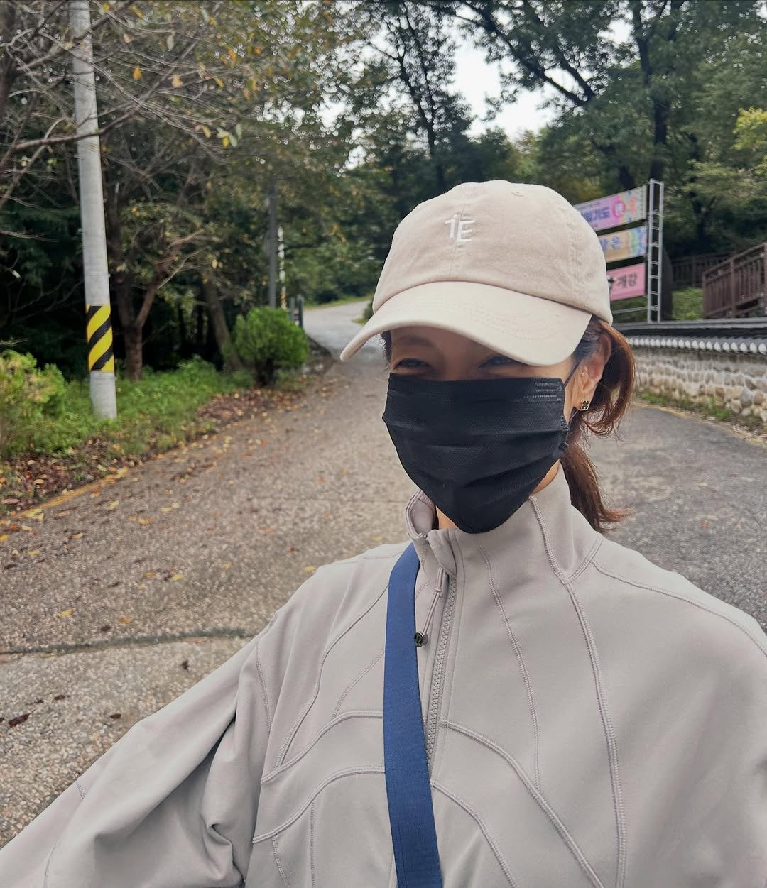 Photo by 이윤지 on October 14, 2025. May be an image of duffle coat, hat, face mask, turtleneck, top, parka and outdoors.