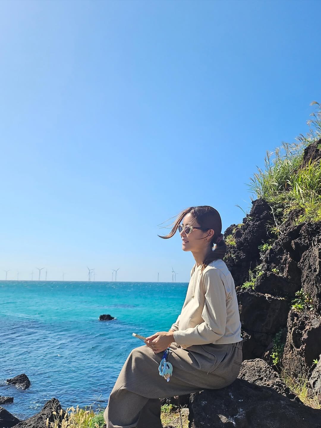 Photo by 이윤지 on October 30, 2025. May be an image of ocean, windmill, coast and text.