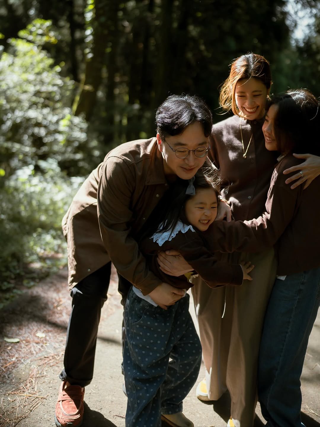 Photo shared by 이윤지 on October 17, 2025 tagging @hanwoolchoung. May be an image of child, standing and park.