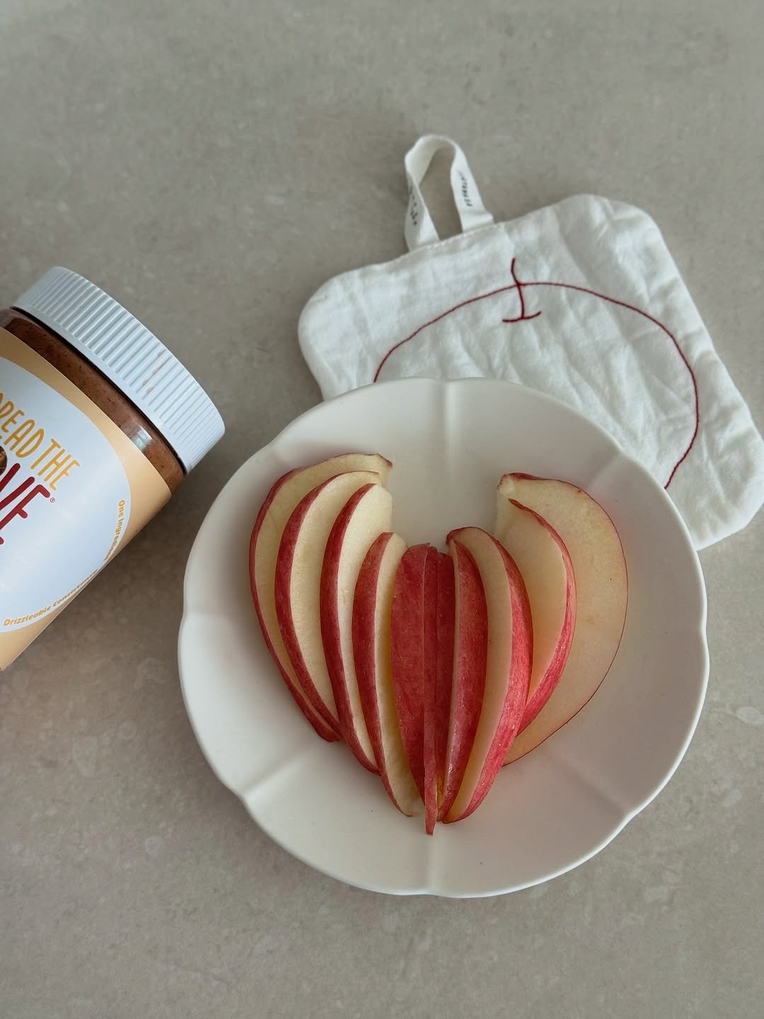 Photo by 단단홈 |삼남매엄마의 미니멀라이프 on October 23, 2025. May be an image of apple and text.