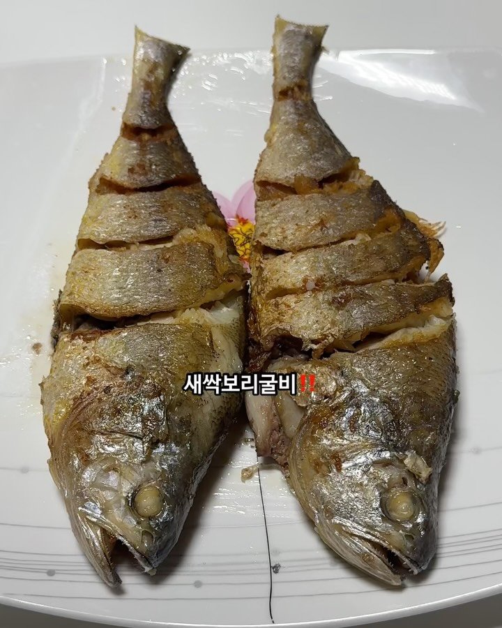 dangdang_unni 게시물 이미지: 겉바속촉 새싹보리굴비‼️

보리굴비 구워 식사 준비하면
다른 반찬이 필요...