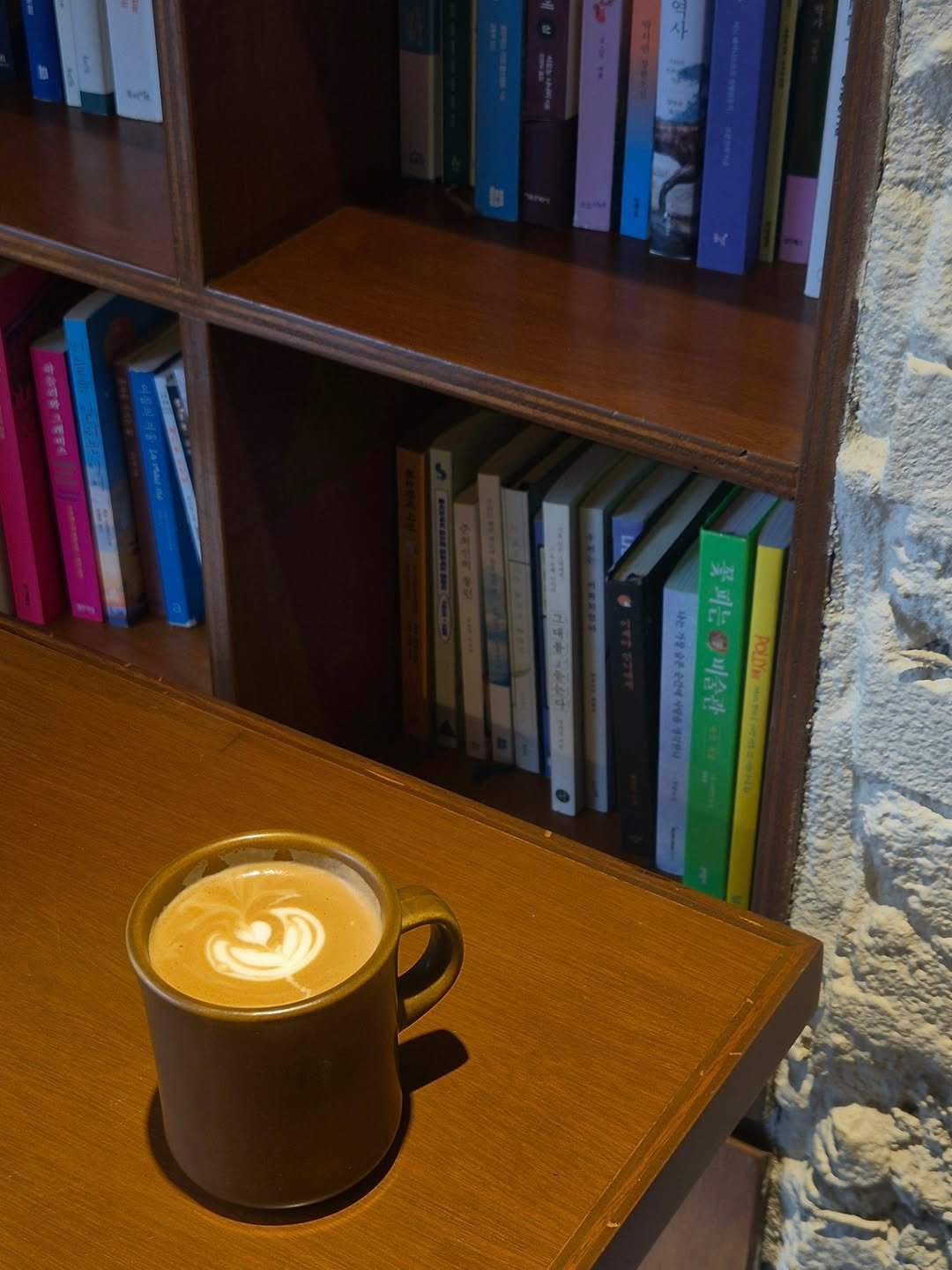 Photo by 당인리책발전소 on September 12, 2025. May be an image of coffee cup, coffee, cup, cappuccino and text.