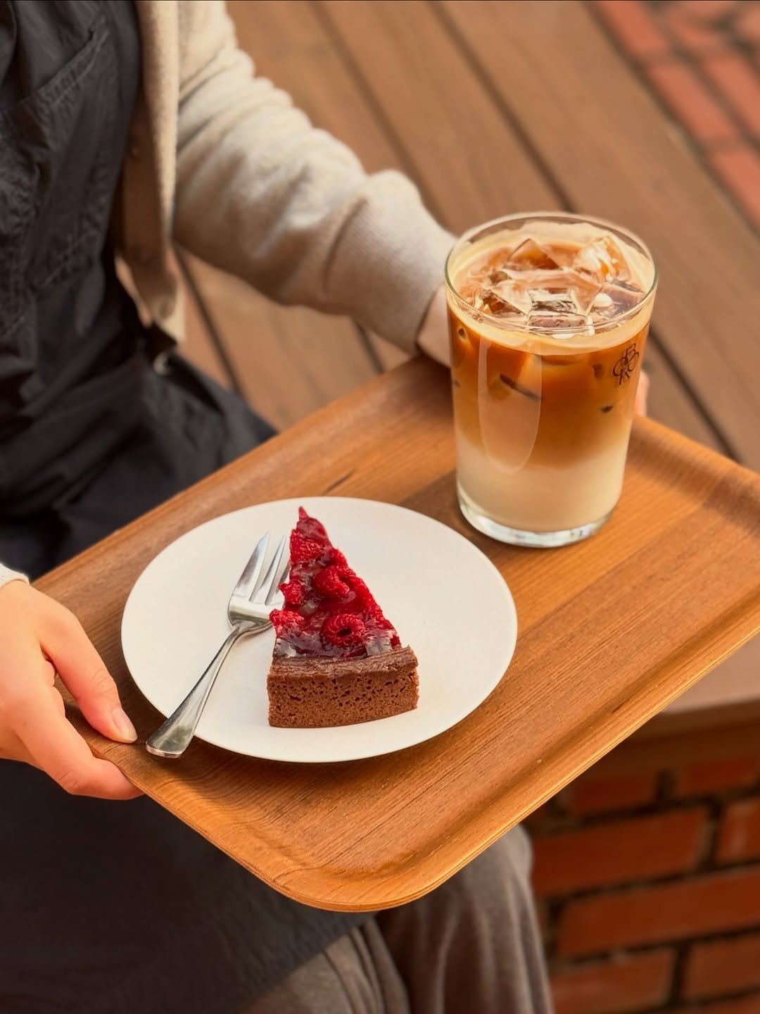 Photo by 당인리책발전소 in 당인리책발전소. May be an image of cake, coffee, coffee cup, pie, cappuccino, cheesecake and text.