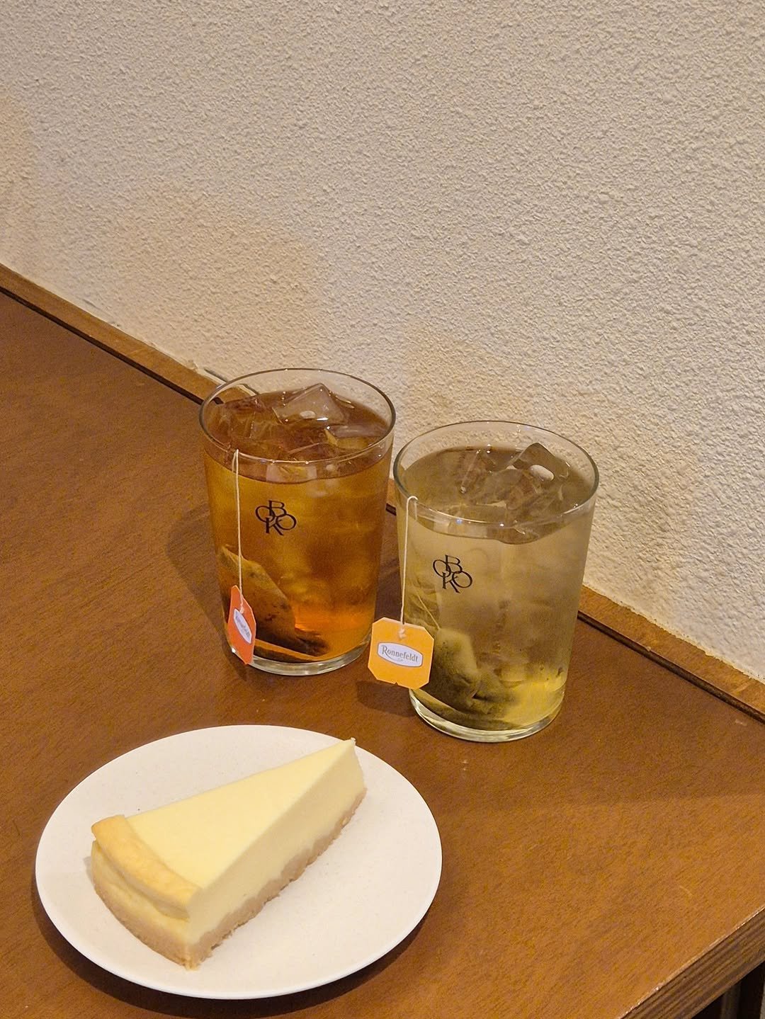 Photo by 당인리책발전소 on August 08, 2025. May be an image of chiffon cake, tea, cheesecake and text.