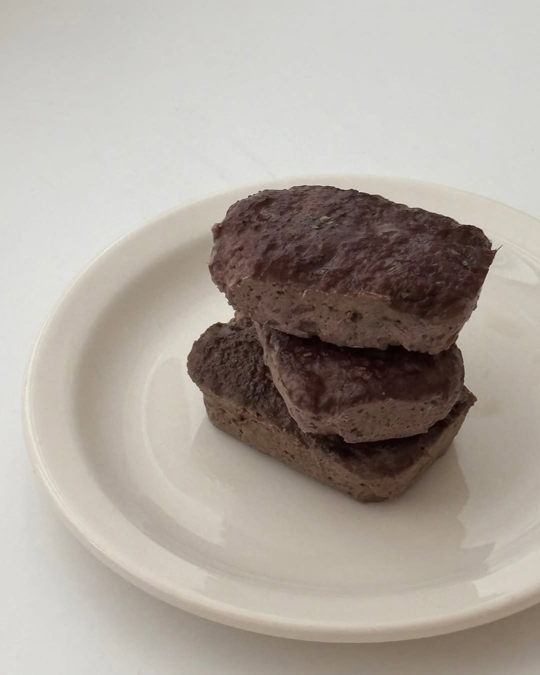 Photo by 부산강아지케이크 강아지케이크클래스 펫푸드창업  | 댕킷 on November 05, 2025. May be an image of chocolate bar, brownie, fudge, caramel and text.