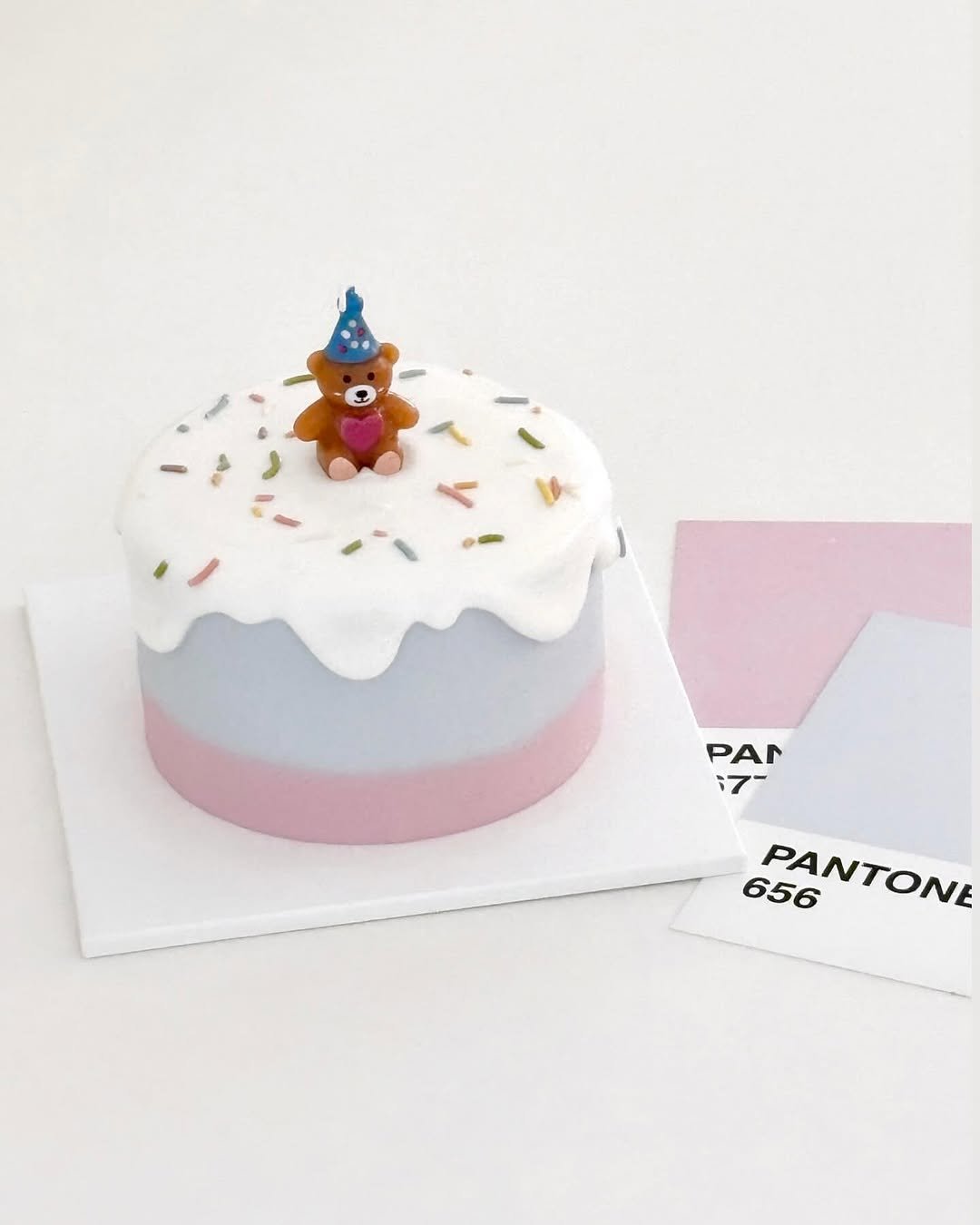 Photo by 부산강아지케이크 강아지케이크클래스 펫푸드창업  | 댕킷 in Busan, South Korea. May be an image of cake, pie and text that says 'PA :7- PAr 656 PANTONE PANTONE'.