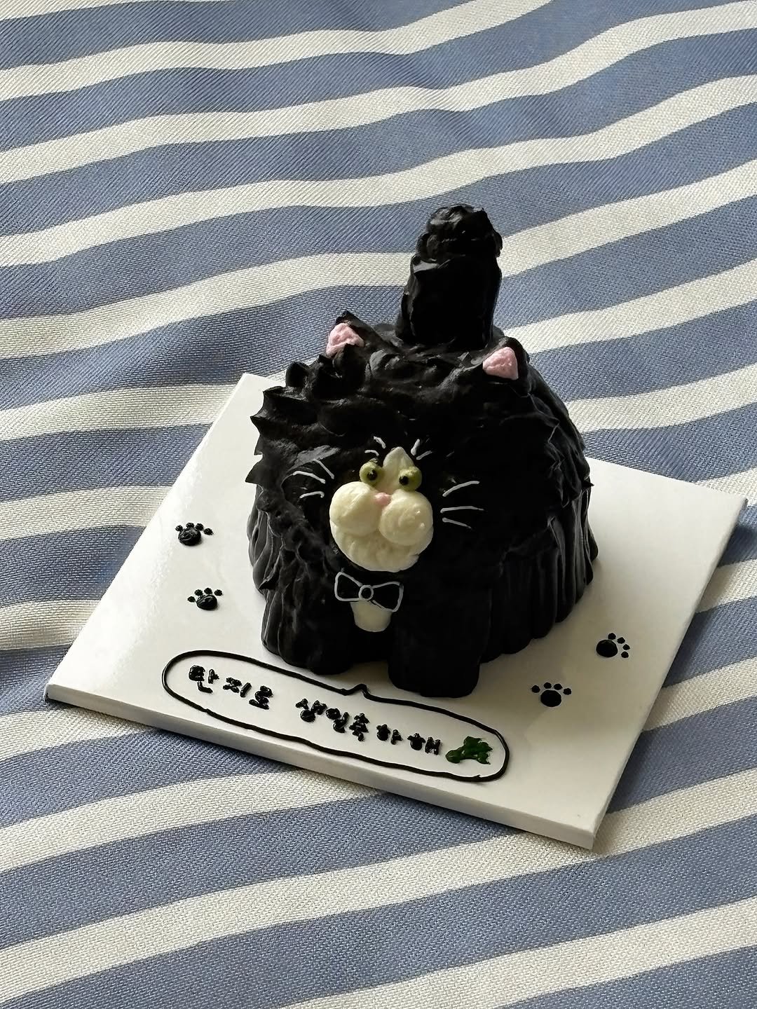 Photo by 부산강아지케이크 강아지케이크클래스 펫푸드창업  | 댕킷 on July 14, 2025. May be an image of paper weight.