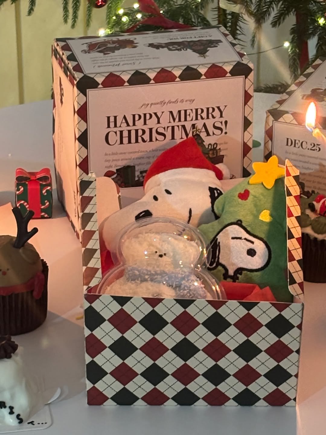 Photo by 부산강아지케이크 강아지케이크클래스 펫푸드창업  | 댕킷 on December 14, 2025. May be an image of cake, gingerbread cookie, snowman, hamper, candle and text.
