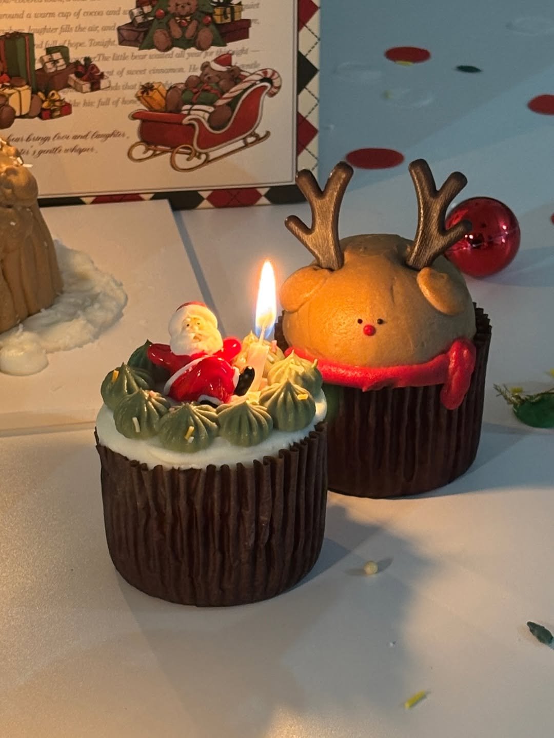 Photo by 부산강아지케이크 강아지케이크클래스 펫푸드창업  | 댕킷 on December 22, 2025. May be an image of cupcake, candle, gingerbread cookie and text.