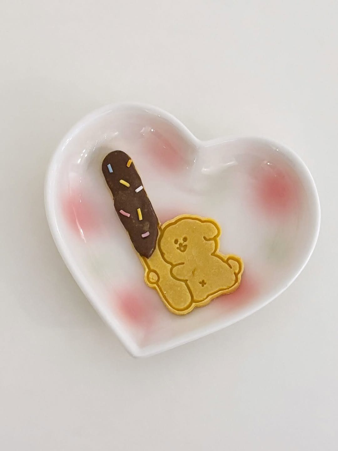 Photo shared by 부산강아지케이크 강아지케이크클래스 펫푸드창업  | 댕킷 on November 05, 2025 tagging @samduck_cookie. May be an image of dessert, heart and text.