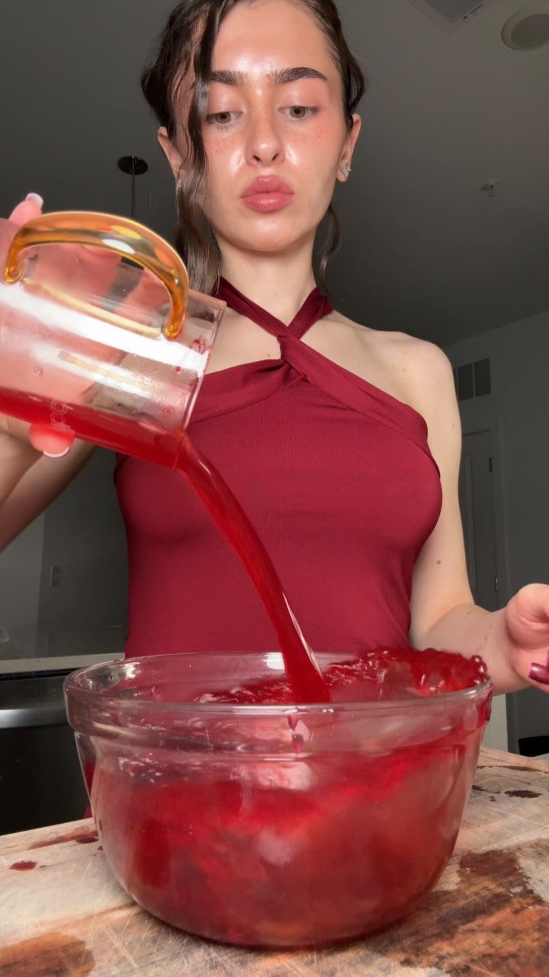 danicolexx 게시물 이미지: Not judging if you eat wax candy btw do as you...