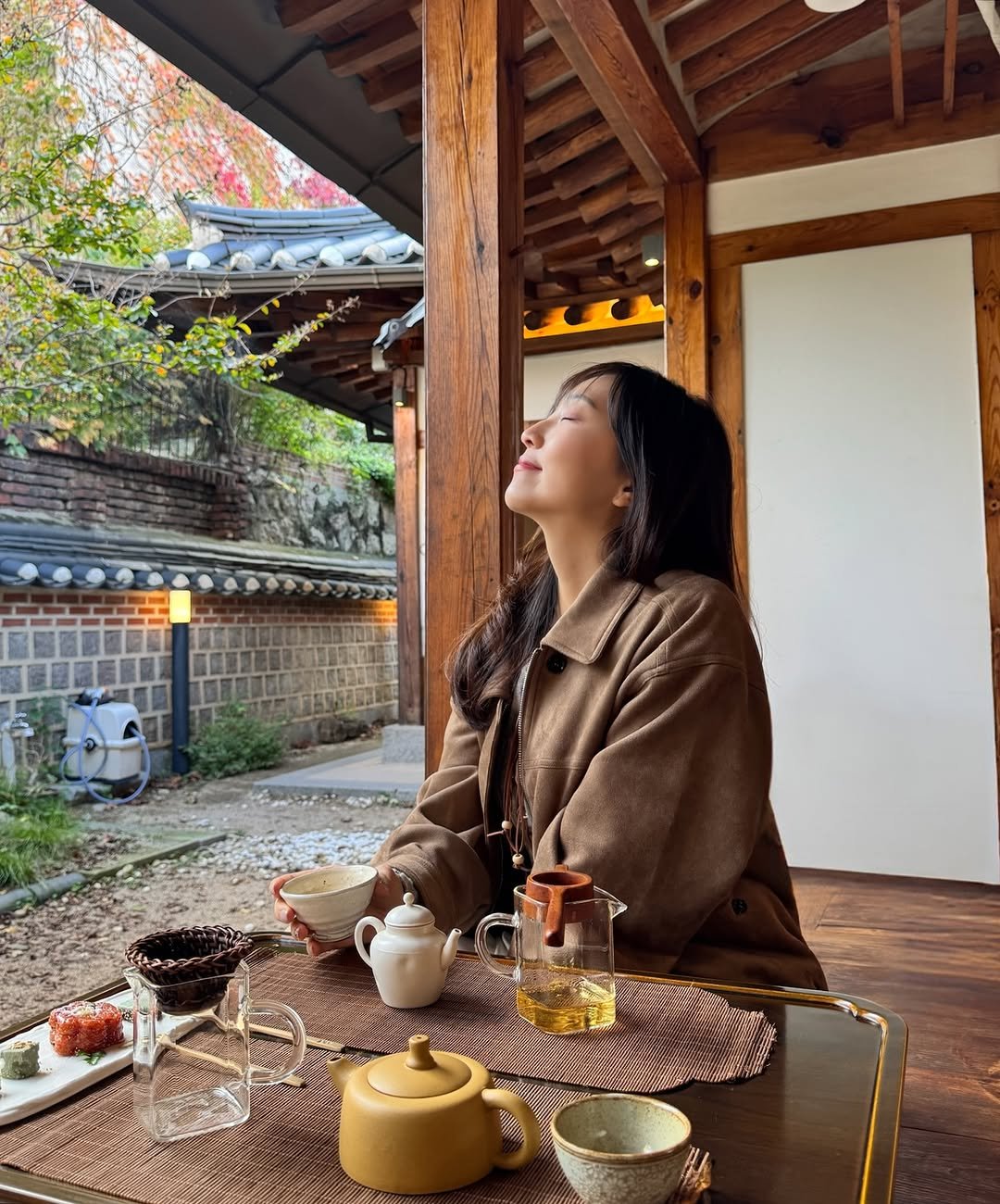 Photo shared by 송 단 | 요가, 라이프스타일 on October 19, 2025 tagging @chacha_willbegood, and @daniiisong. May be an image of tea, chinaware, teapot, teacup and text.