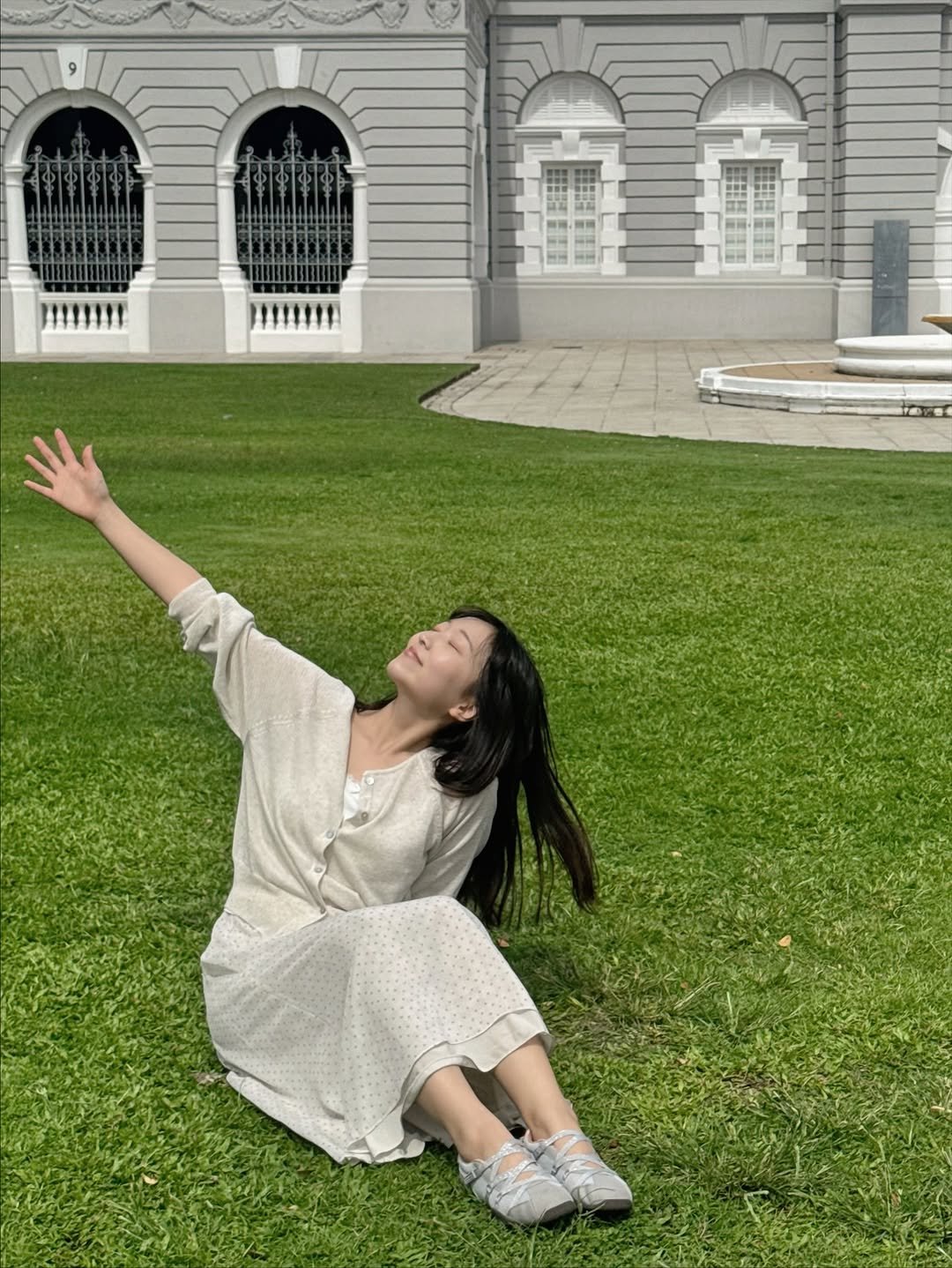 Photo shared by 송 단 | 요가, 라이프스타일 on November 23, 2025 tagging @uth_official_, and @daniiisong. May be an image of grass and text.