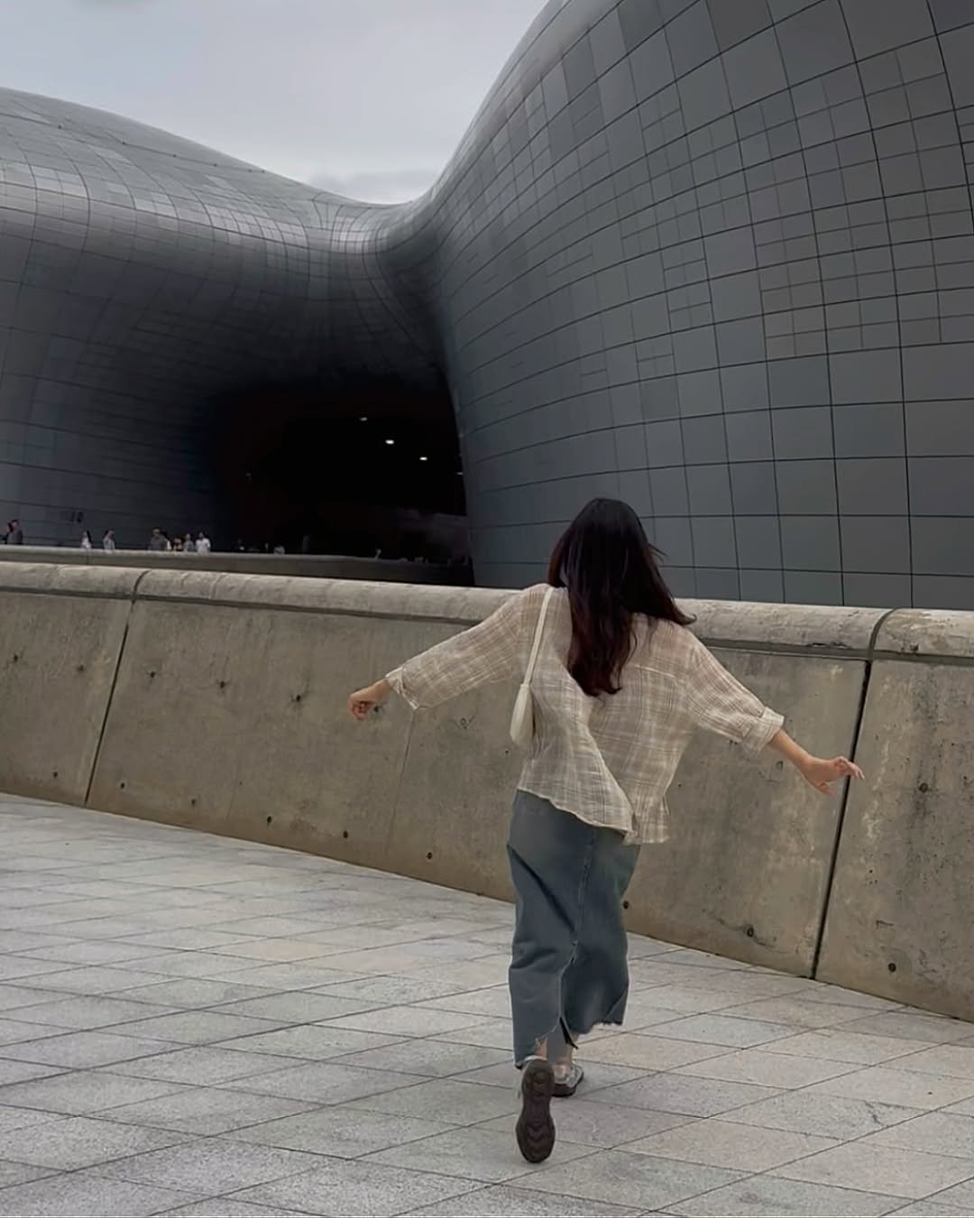 Photo shared by 송 단 | 요가, 라이프스타일 on September 14, 2025 tagging @daniiisong. May be an image of 4 people and text.