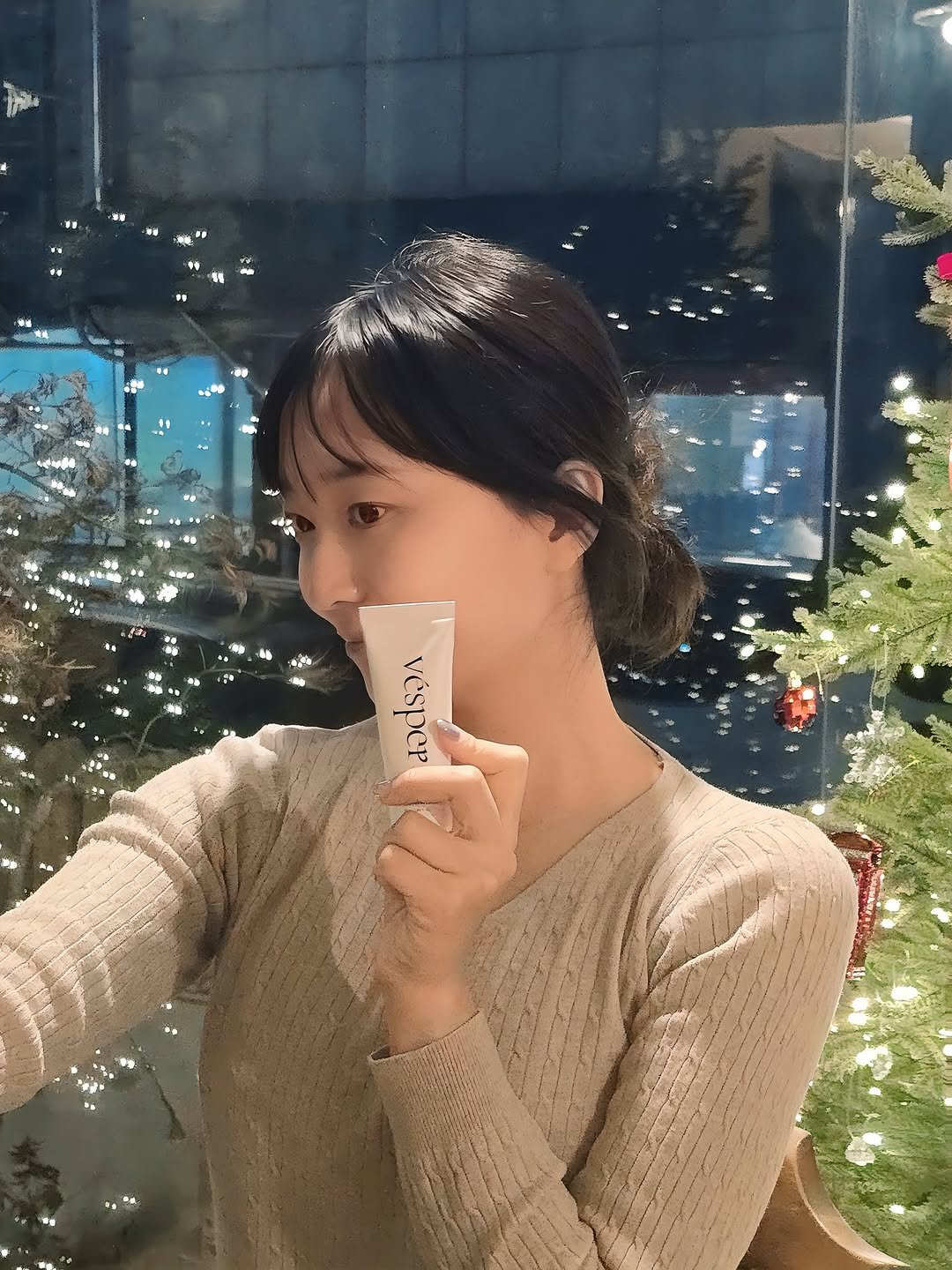 Photo shared by 송 단 | 요가, 라이프스타일 on December 14, 2025 tagging @daniiisong, and @official.vesper. May be a selfie of one or more people, hair, cornflower, baby's-breath and text.