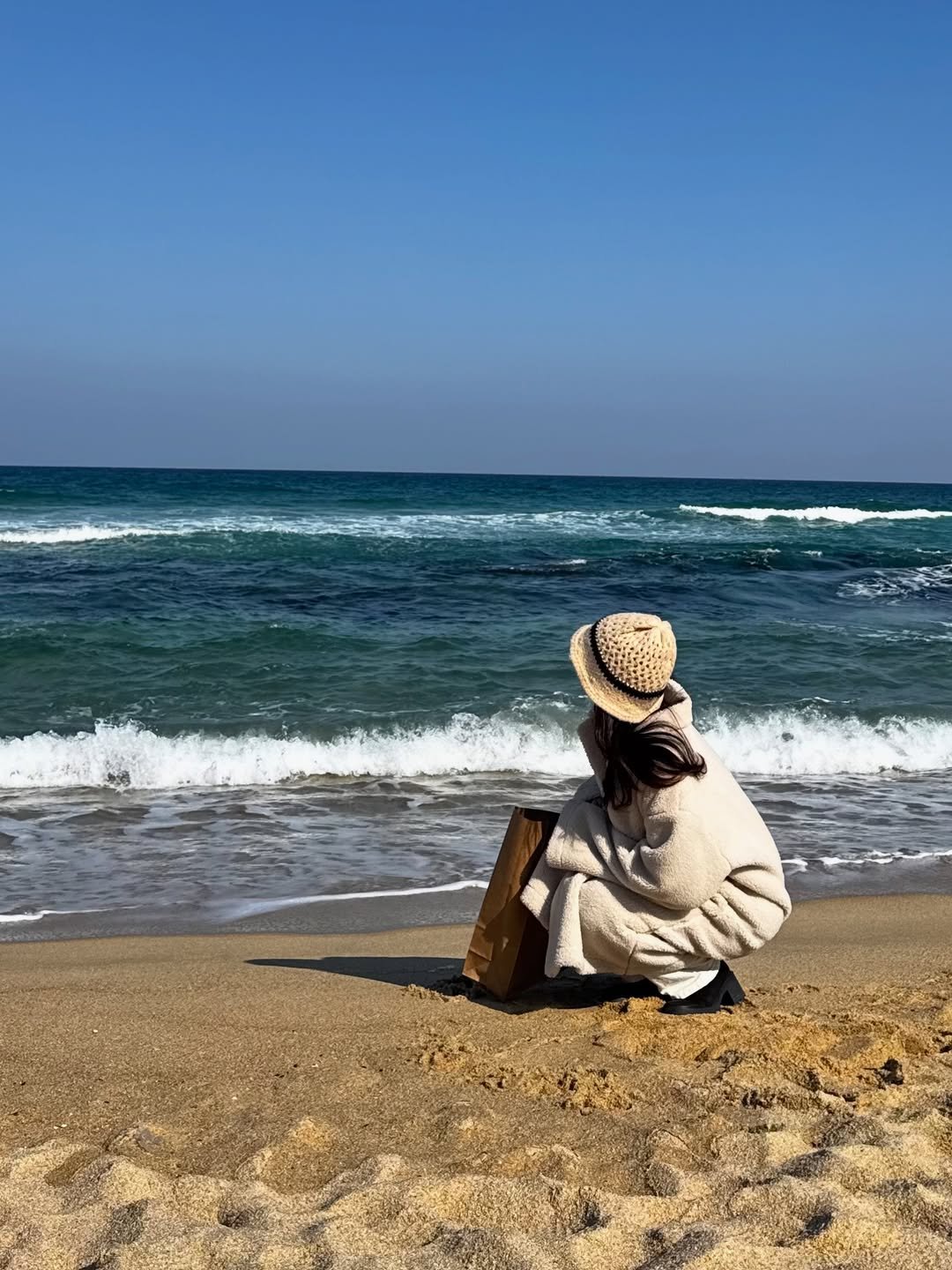 Photo shared by 송 단 | 요가, 라이프스타일 on February 12, 2026 tagging @daniiisong. May be an image of towel, headscarf, ocean, beach, coast and text.