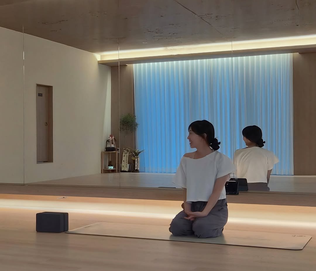 Photo shared by 송 단 | 요가, 라이프스타일 on April 19, 2026 tagging @daniiisong, and @clarity.yoga.seoul. May be an image of yoga and text.