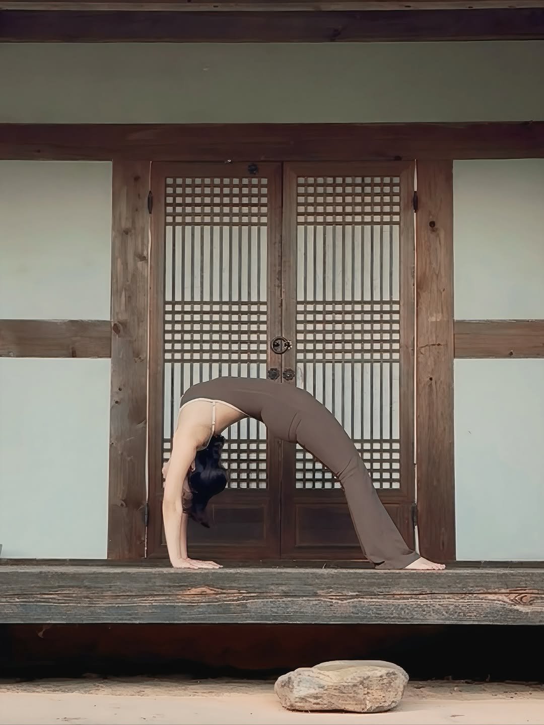 Photo shared by 송 단 | 요가, 라이프스타일 on November 09, 2025 tagging @daniiisong, and @solyoga_apparel. May be an image of yoga and text.