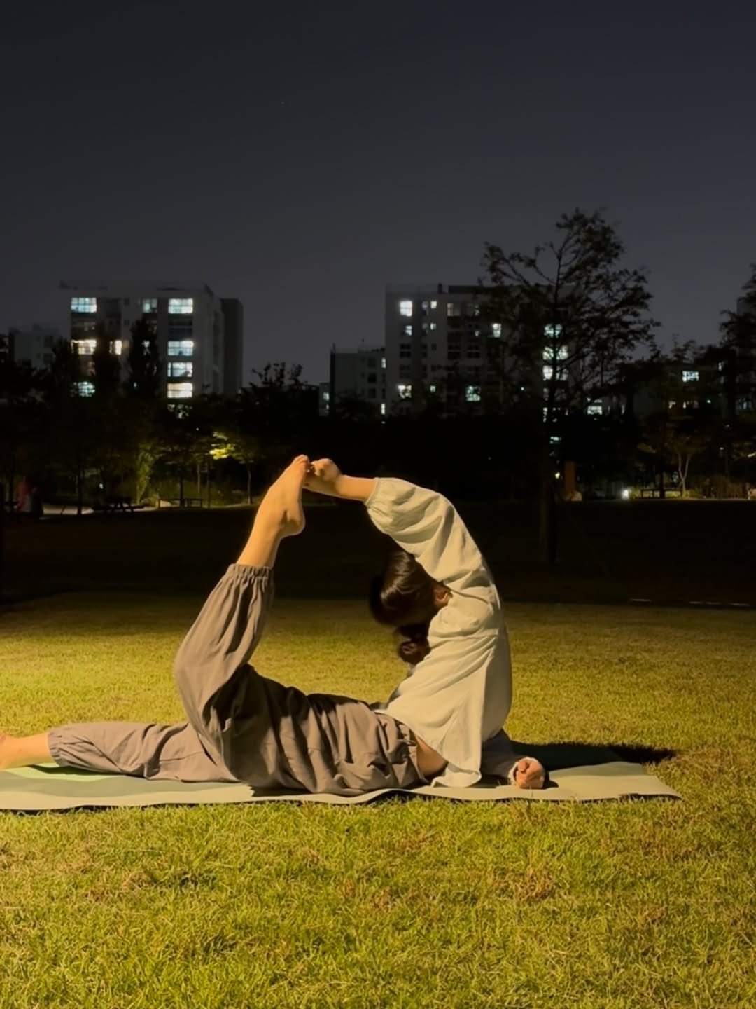 Photo shared by 송 단 | 요가, 라이프스타일 on September 29, 2025 tagging @daniiisong. May be an image of 1 person, practicing yoga, park and text.