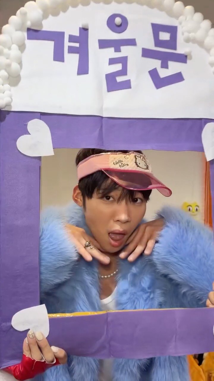 danjerous_siblings 게시물 이미지: 🩵큐영 사무실 소품들 털어서 #겨울문 챌린지ㅋㅋㅋㅋ💖
#큐영 #땡절스 #WinterDoor #남매