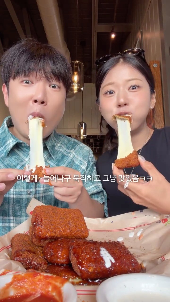 danjerous_siblings 게시물 이미지: 미국에서 칠리스 치즈스틱 3종 먹방🧀
#칠리스 #치즈스틱 #chilis #mukbang #남매