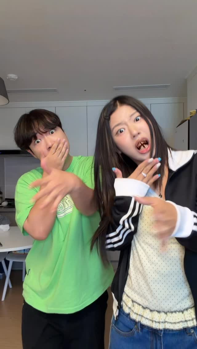 danjerous_siblings 게시물 이미지: 공주병 여동생 퇴치하기👊💢
#남매 #공주병 #여동생 #친남매 #가족