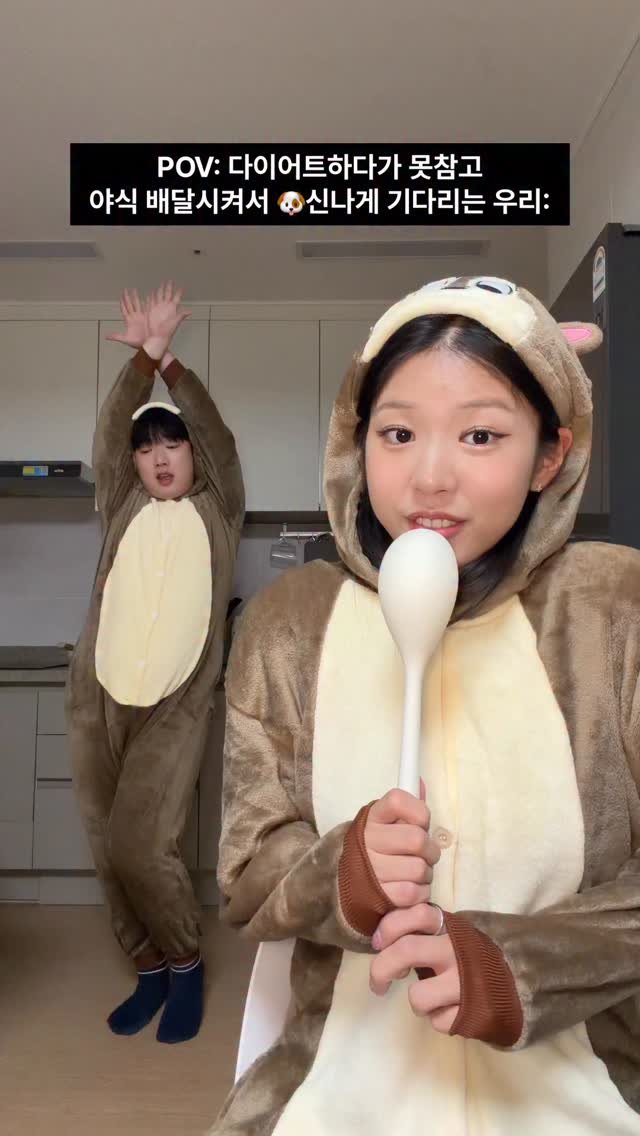 danjerous_siblings 게시물 이미지: @@야식ㄱㄱ?🍔🍗🍜🍣🍪
#남매 #야식 #다이어트 #친남매 #가족