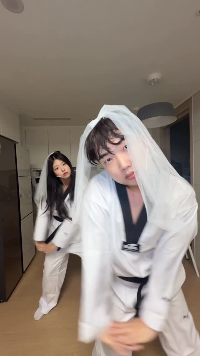 danjerous_siblings 게시물 이미지: 엄마 : 너희 태권도 안 가니~?💢
#아일릿 #ILLIT #ItsMe #남매 #땡절스