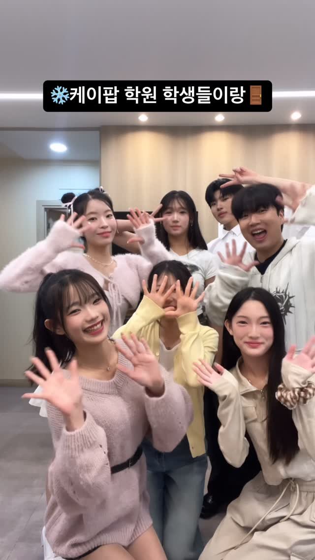 danjerous_siblings 게시물 이미지: 겨울문 챌린지 같이 해줘서 고마워🩵
#남매 #겨울문 #모던케이 #실용음악학원 #WinterDoor