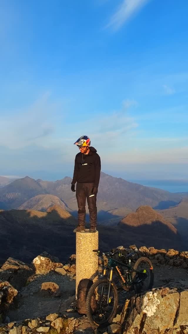 danny_macaskill 게시물 이미지: Nobody puts HOVERAir through its paces quite...