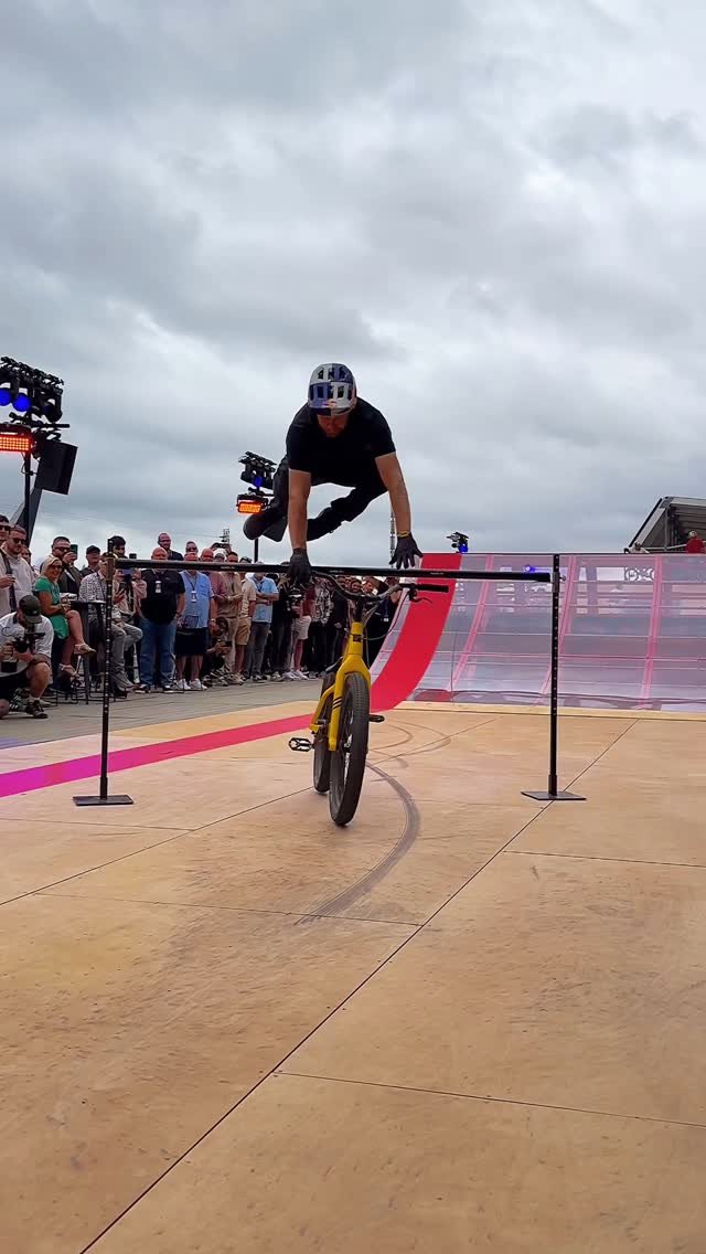 danny_macaskill 게시물 이미지: Cheating?! 

Good times doing some shows with...