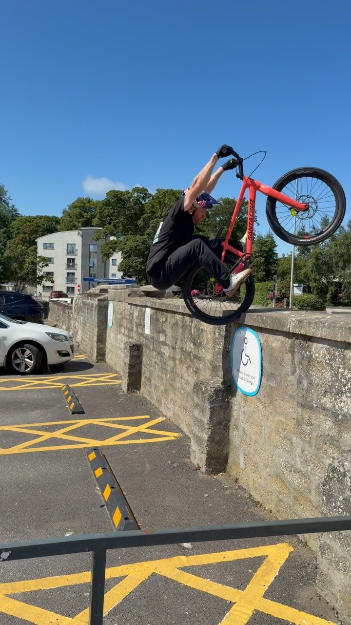 danny_macaskill 게시물 이미지: Fun getting out on the trials bike today!

📹 @duncshaw