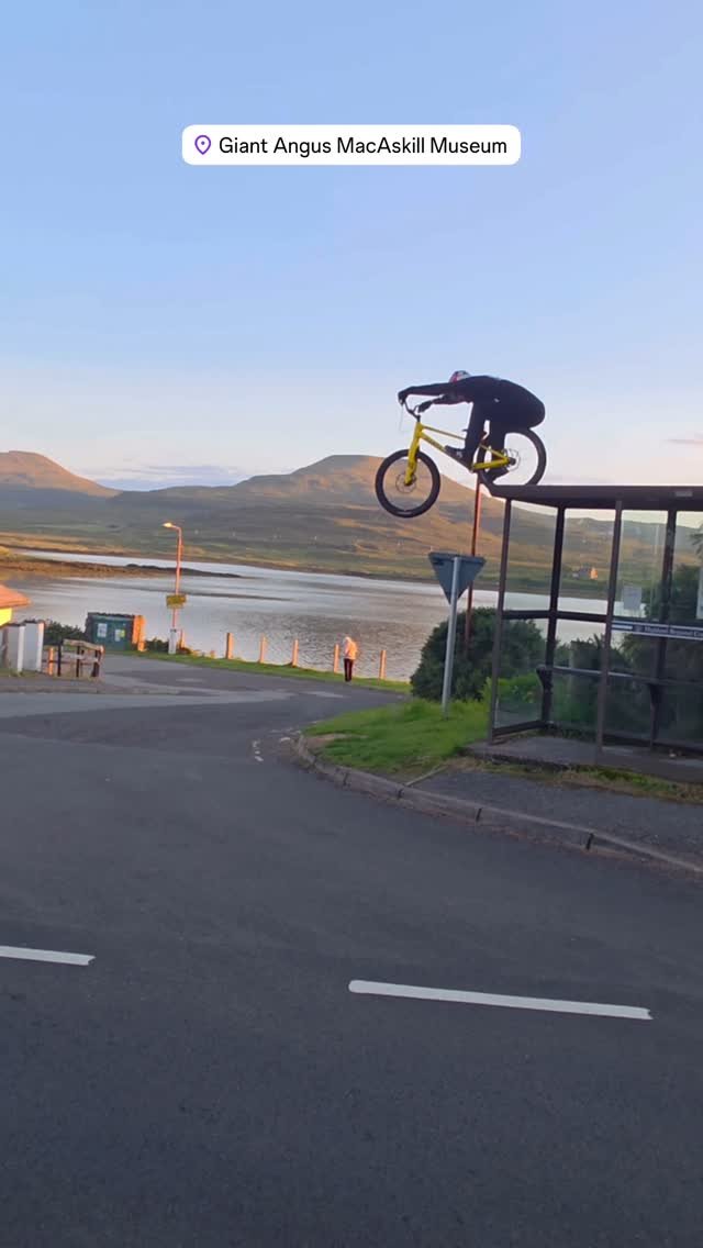 danny_macaskill 게시물 이미지: #dunvegan #isleofskye #themidges #imnogonnakidyees