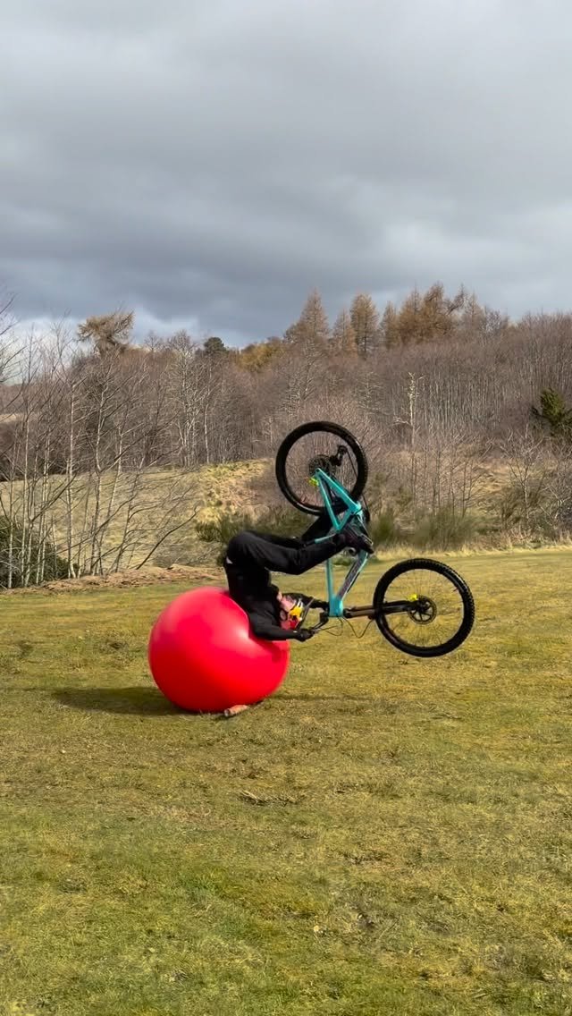 danny_macaskill 게시물 이미지: Putting my new @santacruzbicycles Nomad...