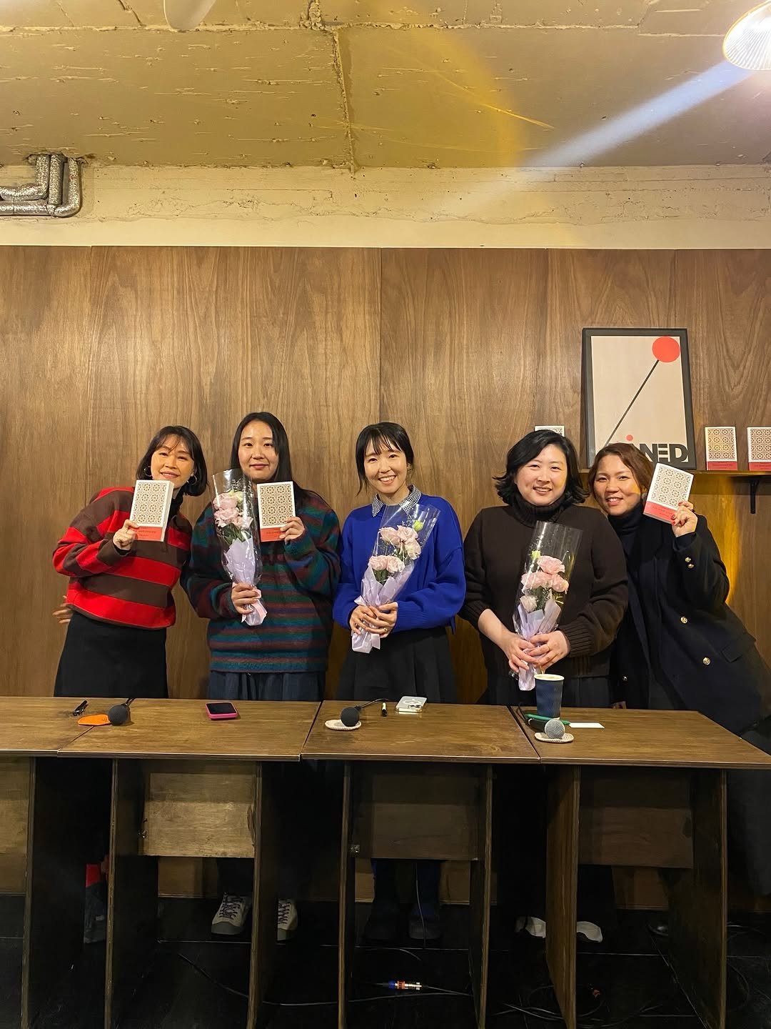 Photo shared by 박혜진 on January 22, 2026 tagging @fridahan, @jeonz0, @darambooks, @pinned_editor, @cafepinned, @soysoyeon00, and @entanglement_story. May be an image of dartboard, sweater and text.