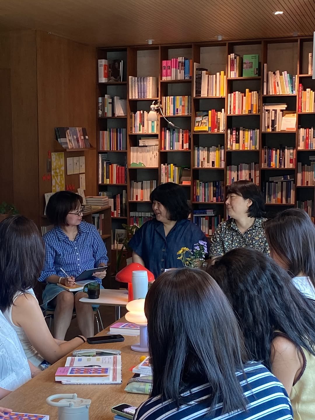 Photo shared by 박혜진 on September 05, 2025 tagging @darambooks, and @entanglement_story. May be an image of 6 people, people studying, book and text.