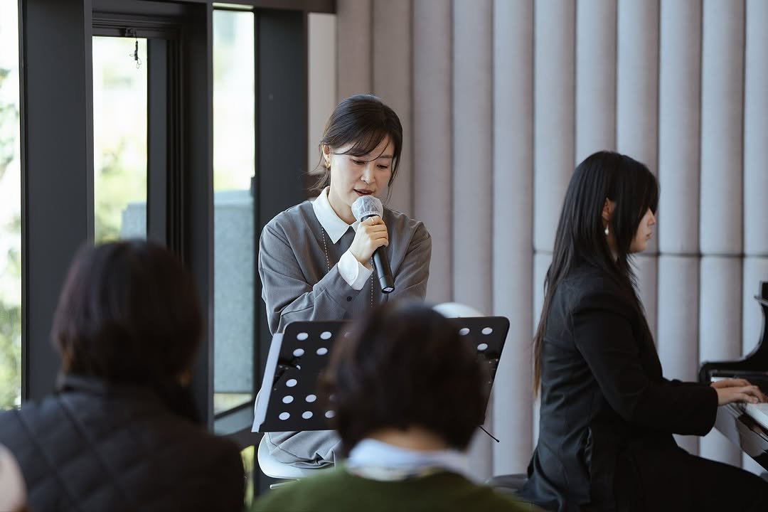 Photo shared by 박혜진 on November 03, 2025 tagging @darambooks. May be an image of one or more people, clarinet, piano and text.