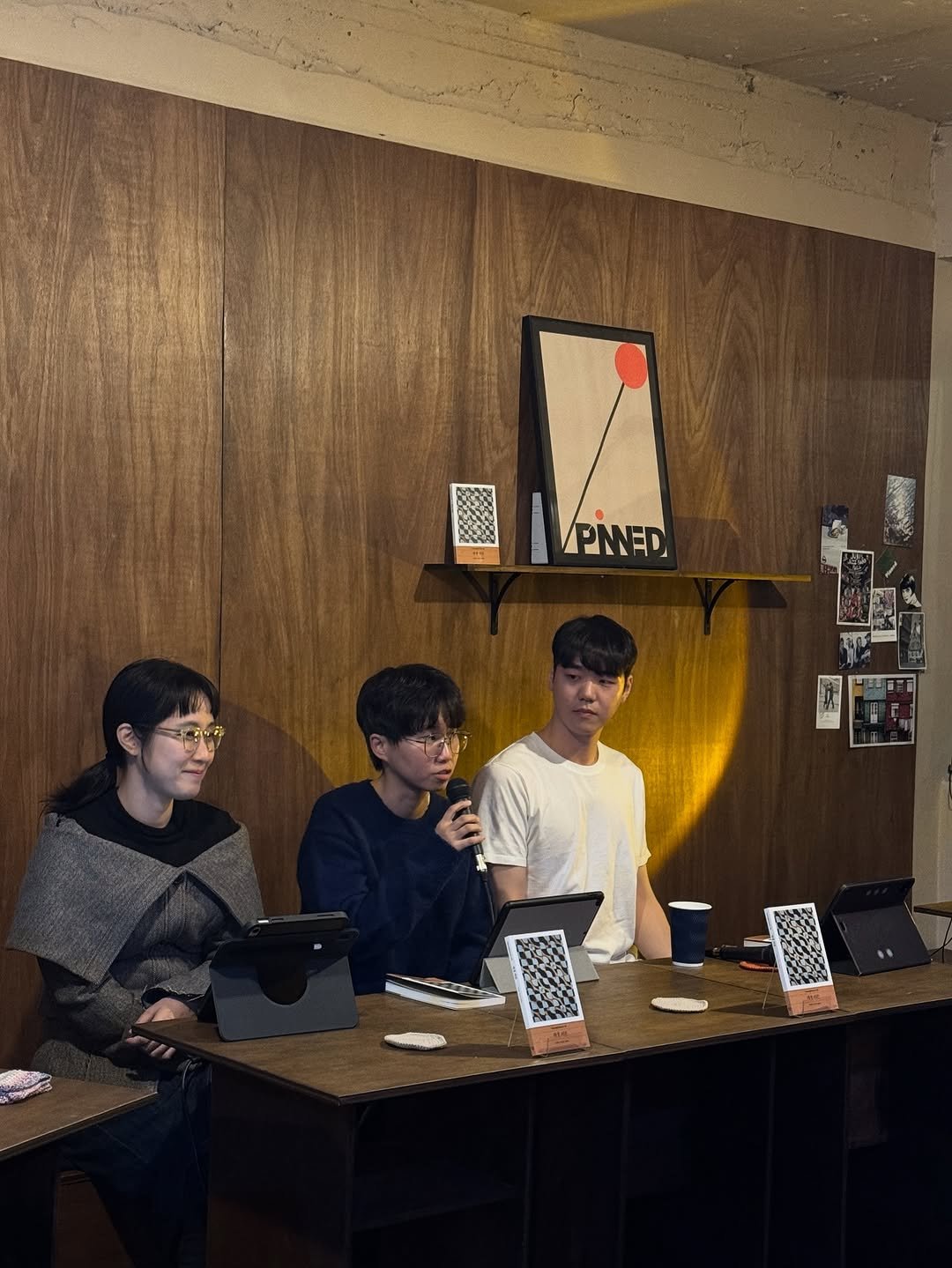 Photo shared by 카페핀드ㅣ망원카페ㅣ북토크 대관ㅣ촬영 대관 on October 24, 2025 tagging @darambooks, and @entanglement_story. May be an image of one or more people and text.