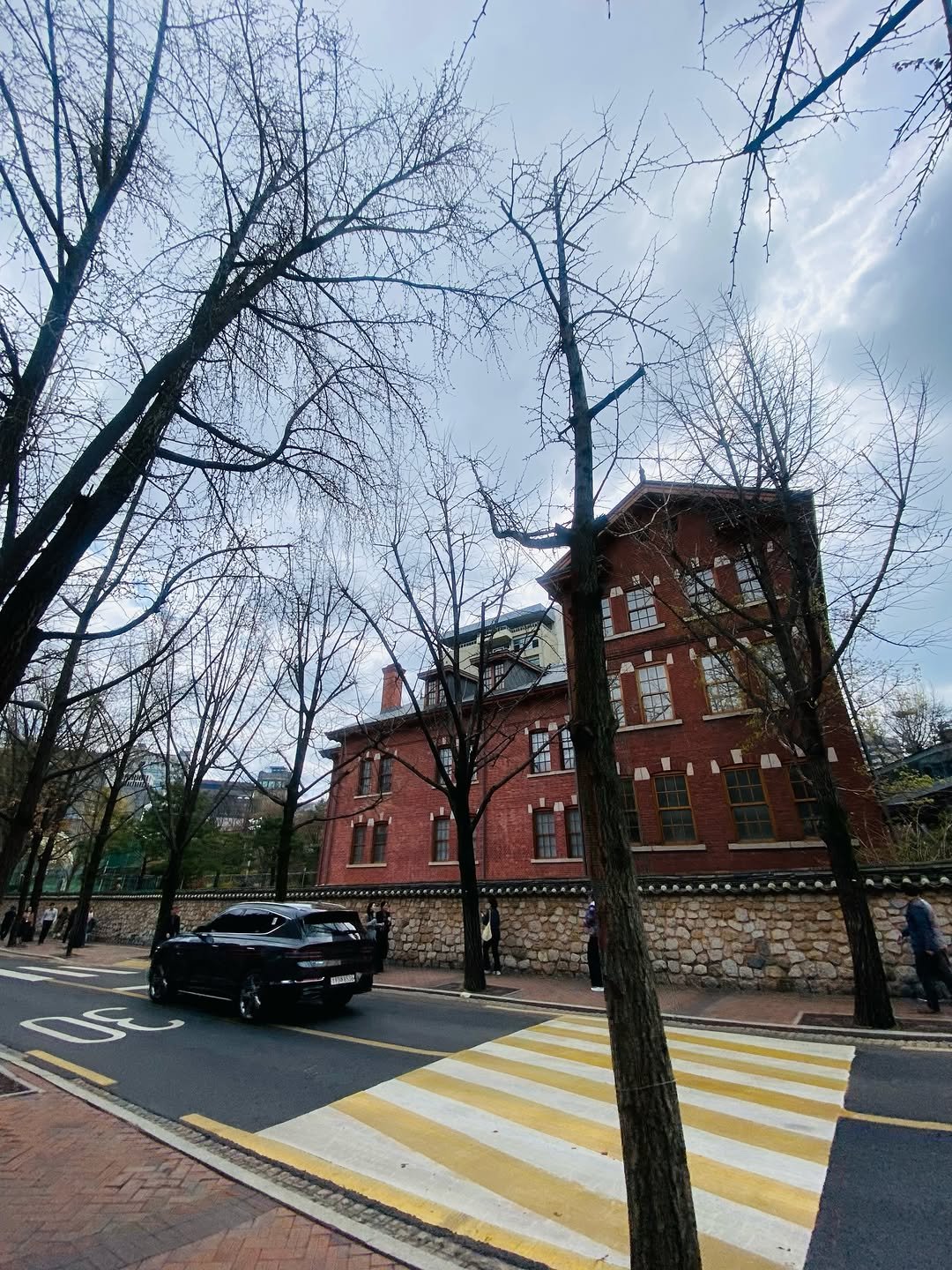 Photo shared by 박혜진 on March 31, 2026 tagging @darambooks. May be an image of sparrow, street, road and text.