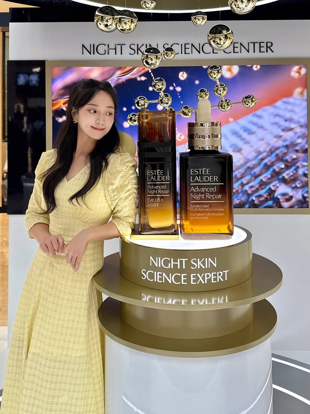 Photo shared by 블로거 달린 🧚♀️ 패션 뷰티 여행 on August 14, 2025 tagging @esteelauderkr. May be an image of 1 person, fragrance, cosmetics, perfume and text.