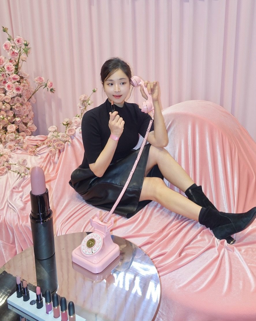 Photo shared by 블로거 달린 🧚‍♀️ 패션 뷰티 여행 on January 07, 2026 tagging @maccosmeticskorea, and @lhas_official. May be an image of one or more people, makeup, lipstick, phone, telephone and text that says 'ΜΓАМ'.