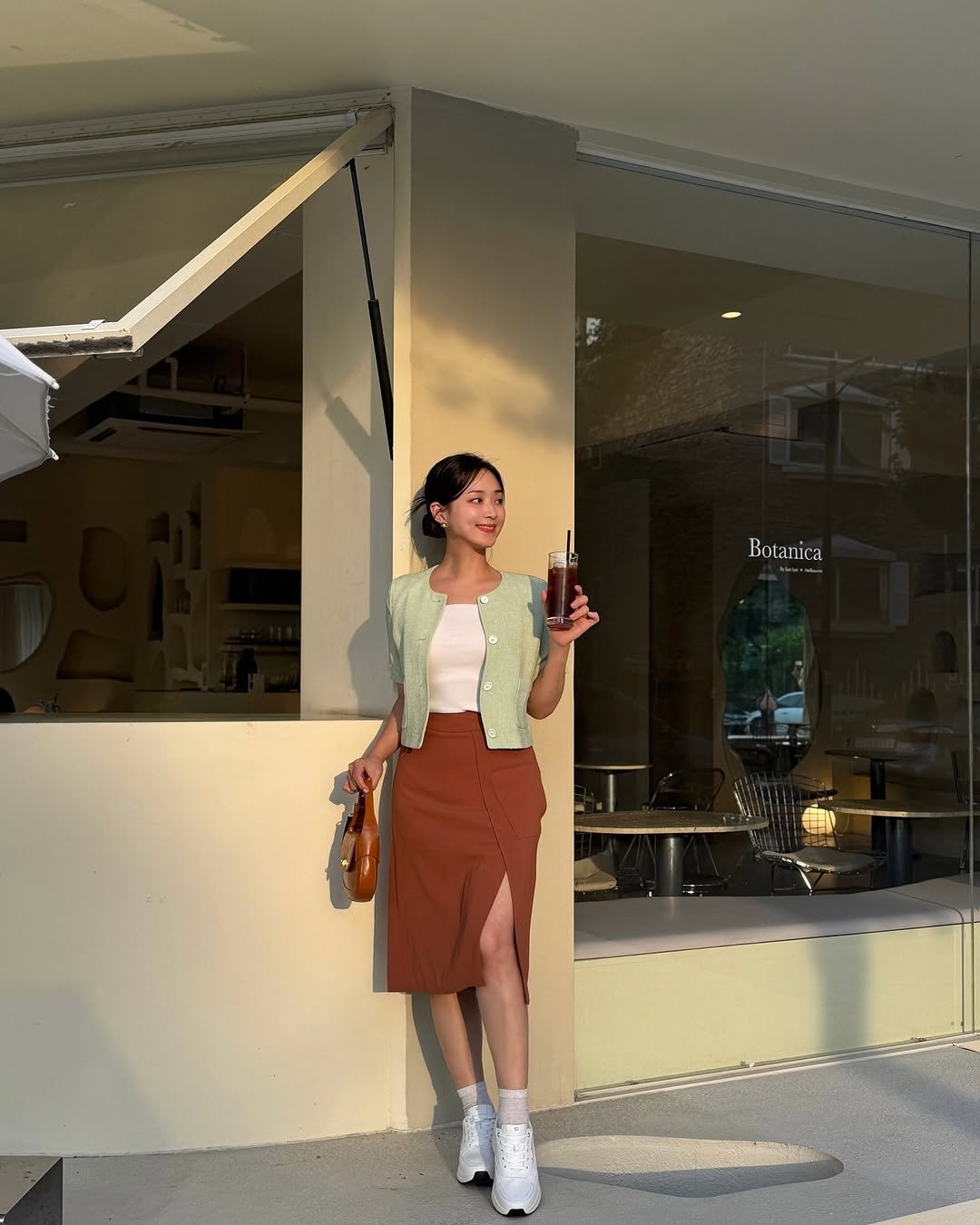 Photo shared by 블로거 달린 🧚♀️ 패션 뷰티 여행 on September 26, 2025 tagging @tarynrosekr. May be an image of 1 person, eyewear, miniskirt, skirt, cornflower and text.