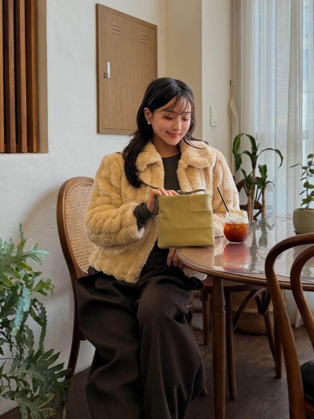 Photo shared by 블로거 달린 🧚‍♀️ 패션 뷰티 여행 on February 13, 2026 tagging @29cm.official, and @louisquatorze_official. May be an image of duffle coat, sable coat, goosedown coat, parka and text.